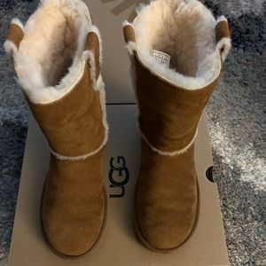 UGG Chestnut Boot w/ Classic Short Spill Seam